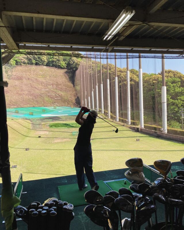こんばんはパシフィックゴルフセンターです⛳️

GWも２日目に突入していますが
皆様楽しんでいますでしょうか？

先週お知らせしました通り
当店ではこの土日にホンマゴルフさんの試打会を行いました
私もアイアンを少し打たしてもらいましたが
シャープで構えやすいわりに優しく
距離もよく飛んでくれたので
買い替えたい欲求がかなり高まってしまいました😅

実際に試打したお客様も軒並み高評価で
そのまま購入されていったお客様も
何名かいらっしゃいました🤗

ホンマゴルフさんからも
これからも定期的に試打会を開催していきたいと話がありましたので
今回試打会に来れなかった方もご安心下さい😆

ホンマのクラブは良いクラブが多いので
機会があれば是非手に取って試してみてくださいね👍

#パシフィック
#ゴルフ
#センター
#練習場
#豊川
#ホンマ
#本間ゴルフ
#試打会
#クラブ
#GW