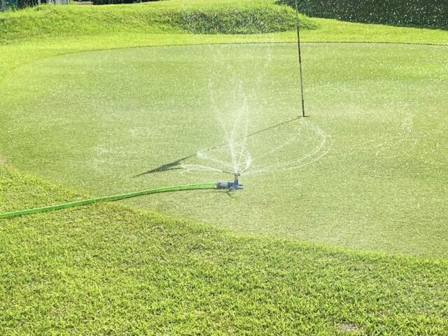 こんにちは
パシフィックゴルフセンターです⛳️

今年は梅雨も短く☂️
もうすっかり夏の天気になってしまいましたね☀️
明日からまた何日か雨が続くみたいですが
それが過ぎると本格的に夏到来の予感です

連日の日照りの影響で
パシフィックのミニコースも
グリーンが枯れて変色してきています😱
これからの時期
芝を守るためにスプリンクラーで散水している日もあります
ご迷惑をお掛けしますがご協力をお願いします🙇

これからまだまだ暑くなると思いますが
熱中症に気をつけてゴルフを楽しみましょう😊

#パシフィック
#ゴルフ
#センター
#ゴルフ
#練習場
#豊川
#ミニコース
#グリーン
#芝
#散水
#梅雨
#夏
#暑い
#熱中症