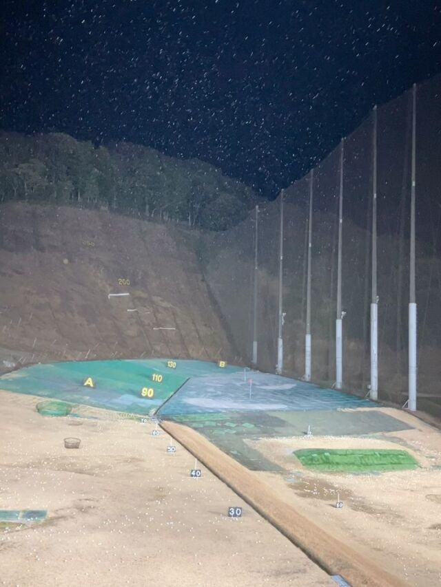 こんばんは
パシフィックゴルフセンターです⛳️

ここしばらく寒波の影響で
寒さと風が強かったですね🥶
つい先日パシフィックゴルフセンターでも雪がチラついてました❄️

こんなに寒いと練習する気力も出てきませんが
インドアならどうでしょう？
パシフィックゴルフセンターにもシミュレーションゴルフが設置されています
空調もお客様がご自由に調整出来るので
ポカポカの暖かい中で楽しむ事が出来ます☺️

当店のシミュレーションは一部屋30分800円と
気軽にお楽しみ頂ける料金設定になっており
練習場モードとラウンドモードが選択できます
一人で黙々と練習するのもいいですし
皆んなでワイワイ楽しむ事もできます

これから少しずつ暖かくなってくるとは思いますが
まだまだ気温の低い日は続きますので
シミュレーションゴルフを活用して
快適にゴルフを楽しんでください

#ゴルフ
#練習場
#豊川
#シミュレーション
#快適
