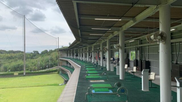 ５月も終わりが近づき 日中の気温もぐんぐん上がり
今年も ジメジメした梅雨🌧️ そして 暑い夏☀️がやってくる気配を感じますね

暑い夏を なんとか乗り切るために 今のうちにこまめに水分補給ができ 適度な運動ができる 当店のミニコース⛳️を利用して 体を慣らしていくのはどうでしょうか

また 天気の悪い日や 暑すぎる日など 外に出たくない時は
シミュレーションゴルフもございます
30分 800円で ４名様まで同時使用可能です
※ ５月31日までにミニコースをご利用頂いた方には
　シミュレーションゴルフお試し無料券を配布中

適度に運動して 暑い夏を乗り切る体💪を作りましょう

#パシフィック
#ゴルフ
#豊川
#ミニコース
#シミュレーション
#梅雨
#夏
#適度な運動
#水分補給